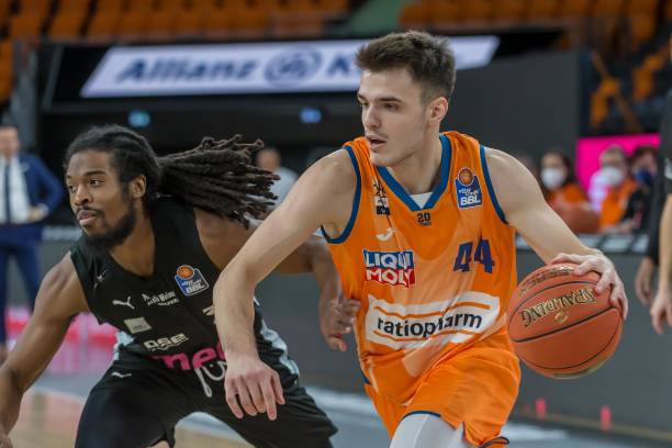 闻发布会上 闻发布会上