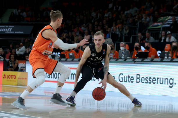 目前领先的 目前领先的